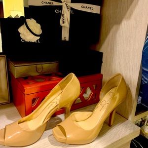 Jessica Simpson nude heel